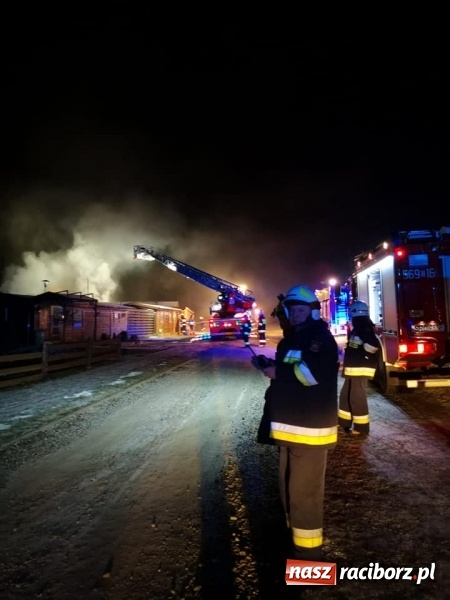 Zdjęcie w galerii na portalu naszraciborz.pl: Nocny pożar w ośrodku wypoczynkowym w Szymocicach. Paliły się pomieszczenia techniczne i kompleks SPA wiadomości z regionu