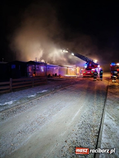 Zdjęcie w galerii na portalu naszraciborz.pl: Nocny pożar w ośrodku wypoczynkowym w Szymocicach. Paliły się pomieszczenia techniczne i kompleks SPA wiadomości z regionu