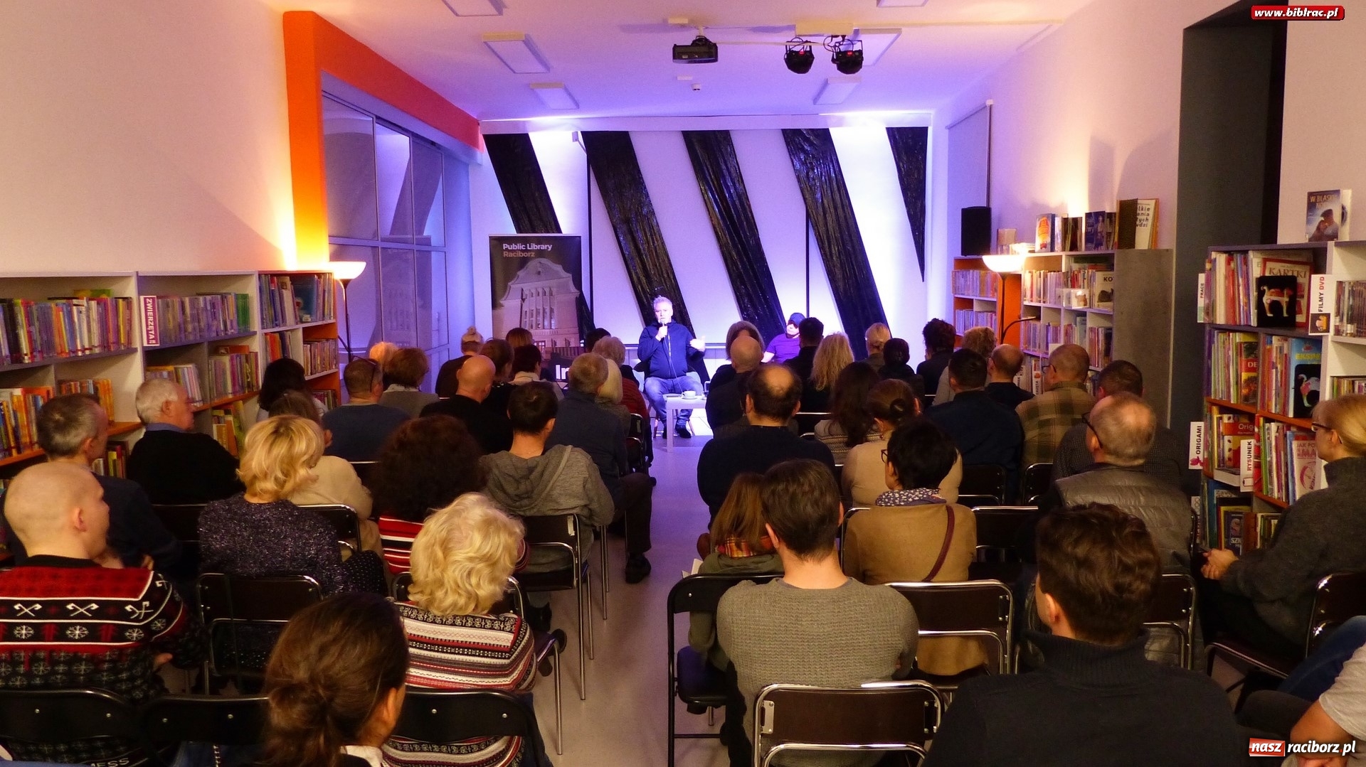 Zdjęcie w galerii na portalu naszraciborz.pl: Lżejszy od fotografii. Piotr Stelmach i Leszek Biolik gośćmi spotkania noworocznego w bibliotece wiadomości z regionu