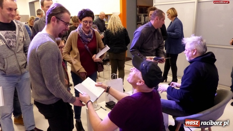 Zdjęcie w galerii na portalu naszraciborz.pl: Lżejszy od fotografii. Piotr Stelmach i Leszek Biolik gośćmi spotkania noworocznego w bibliotece wiadomości z regionu