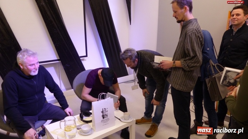 Zdjęcie w galerii na portalu naszraciborz.pl: Lżejszy od fotografii. Piotr Stelmach i Leszek Biolik gośćmi spotkania noworocznego w bibliotece wiadomości z regionu