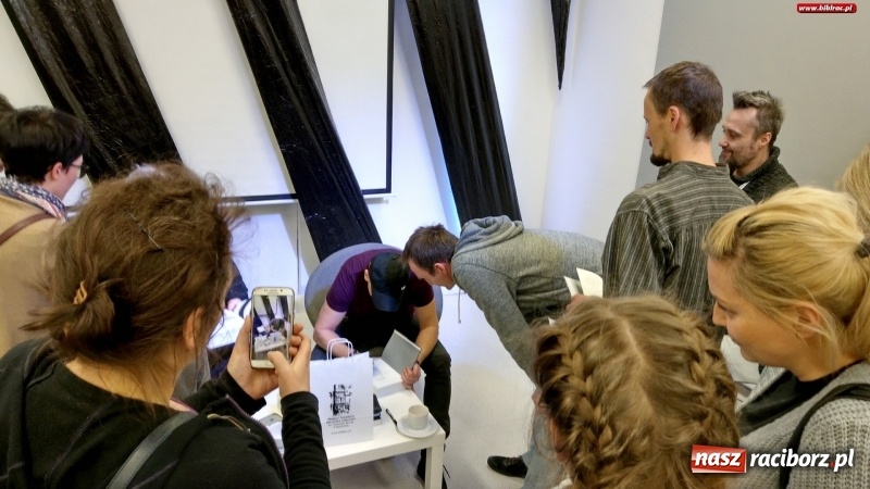 Zdjęcie w galerii na portalu naszraciborz.pl: Lżejszy od fotografii. Piotr Stelmach i Leszek Biolik gośćmi spotkania noworocznego w bibliotece wiadomości z regionu