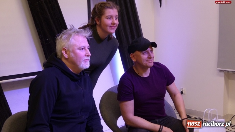 Zdjęcie w galerii na portalu naszraciborz.pl: Lżejszy od fotografii. Piotr Stelmach i Leszek Biolik gośćmi spotkania noworocznego w bibliotece wiadomości z regionu