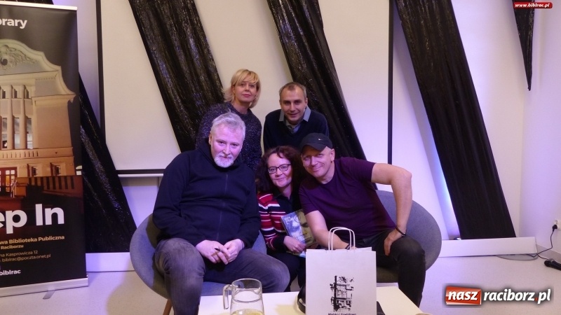 Zdjęcie w galerii na portalu naszraciborz.pl: Lżejszy od fotografii. Piotr Stelmach i Leszek Biolik gośćmi spotkania noworocznego w bibliotece wiadomości z regionu