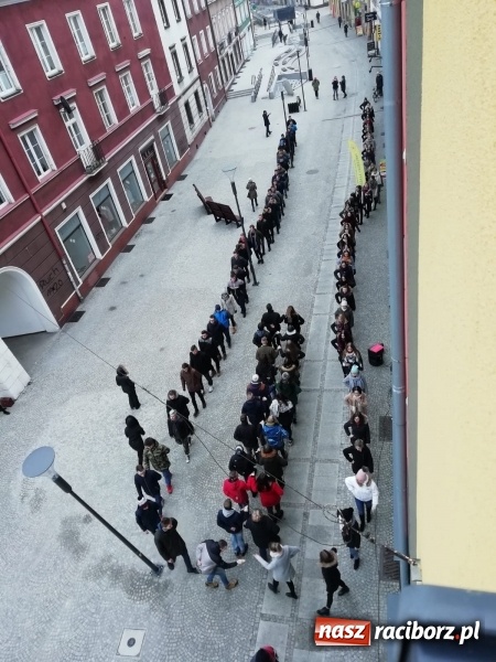 Zdjęcie w galerii na portalu naszraciborz.pl: Ekonomik sto dni przed maturą zatańczył poloneza na ulicy Długiej  wiadomości z regionu