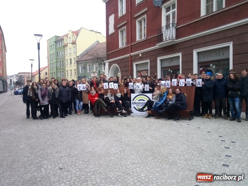 Zdjęcie w galerii na portalu naszraciborz.pl: Ekonomik sto dni przed maturą zatańczył poloneza na ulicy Długiej  wiadomości z regionu