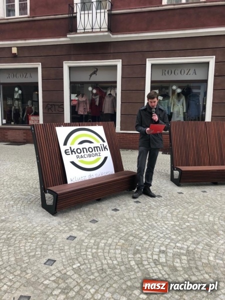Zdjęcie w galerii na portalu naszraciborz.pl: Ekonomik sto dni przed maturą zatańczył poloneza na ulicy Długiej  wiadomości z regionu