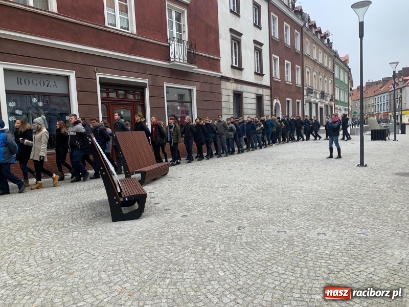 Zdjęcie w galerii na portalu naszraciborz.pl: Ekonomik sto dni przed maturą zatańczył poloneza na ulicy Długiej  wiadomości z regionu