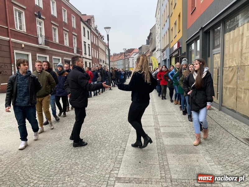 Zdjęcie w galerii na portalu naszraciborz.pl: Ekonomik sto dni przed maturą zatańczył poloneza na ulicy Długiej  wiadomości z regionu