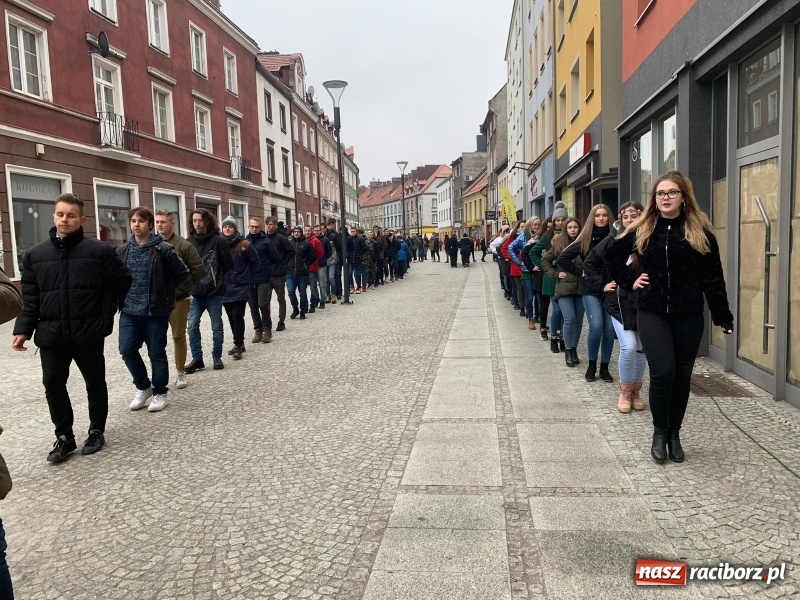 Zdjęcie w galerii na portalu naszraciborz.pl: Ekonomik sto dni przed maturą zatańczył poloneza na ulicy Długiej  wiadomości z regionu