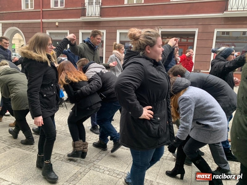 Zdjęcie w galerii na portalu naszraciborz.pl: Ekonomik sto dni przed maturą zatańczył poloneza na ulicy Długiej  wiadomości z regionu