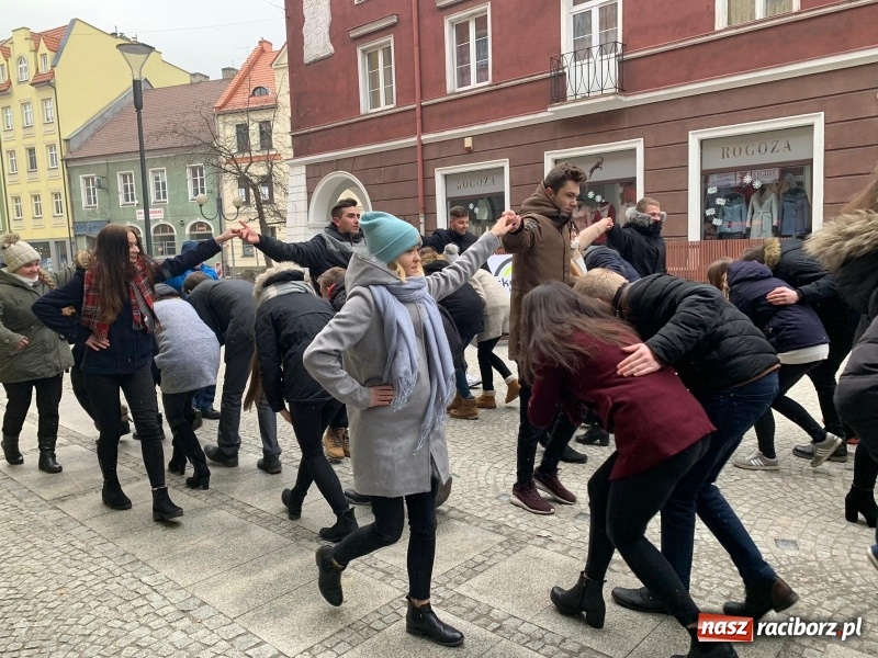 Zdjęcie w galerii na portalu naszraciborz.pl: Ekonomik sto dni przed maturą zatańczył poloneza na ulicy Długiej  wiadomości z regionu