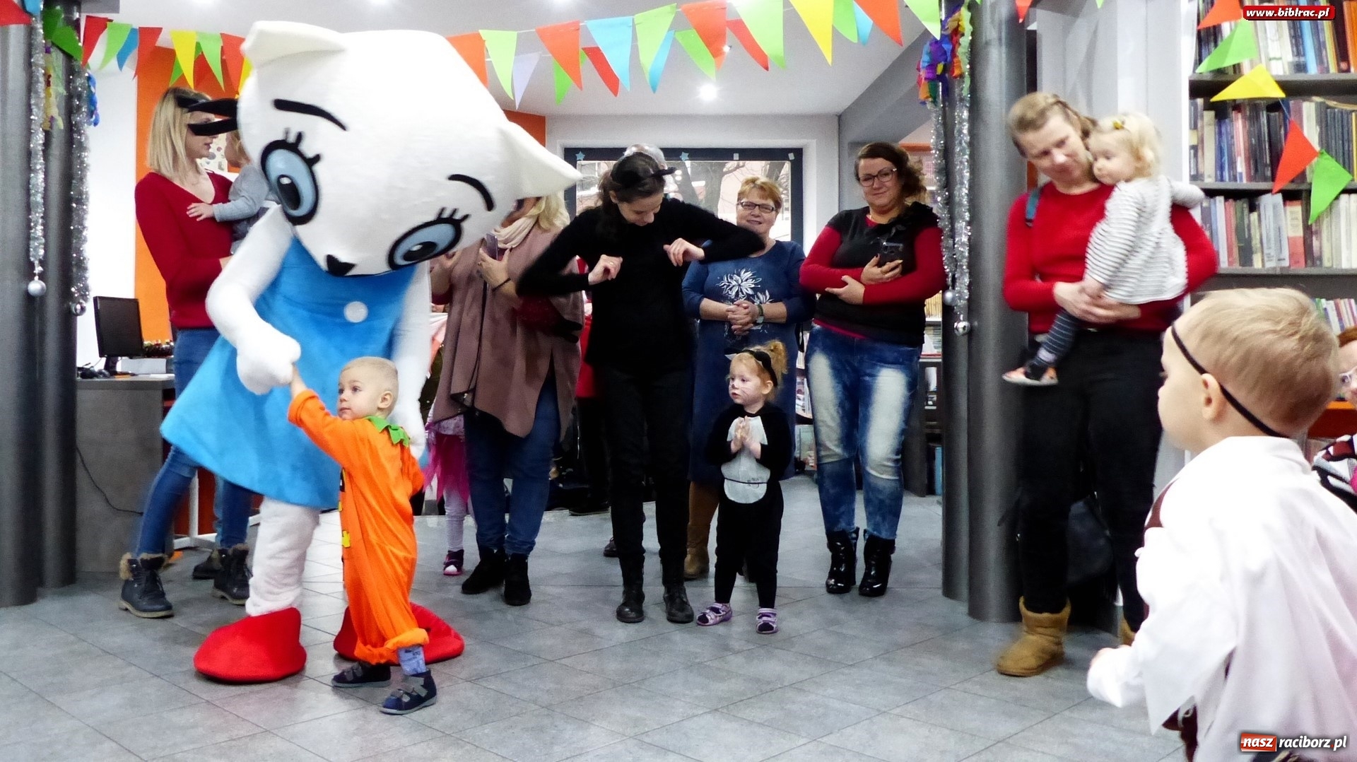 Zdjęcie w galerii na portalu naszraciborz.pl: Bal z Kicią Kocią w bibliotece na Ostrogu  wiadomości z regionu