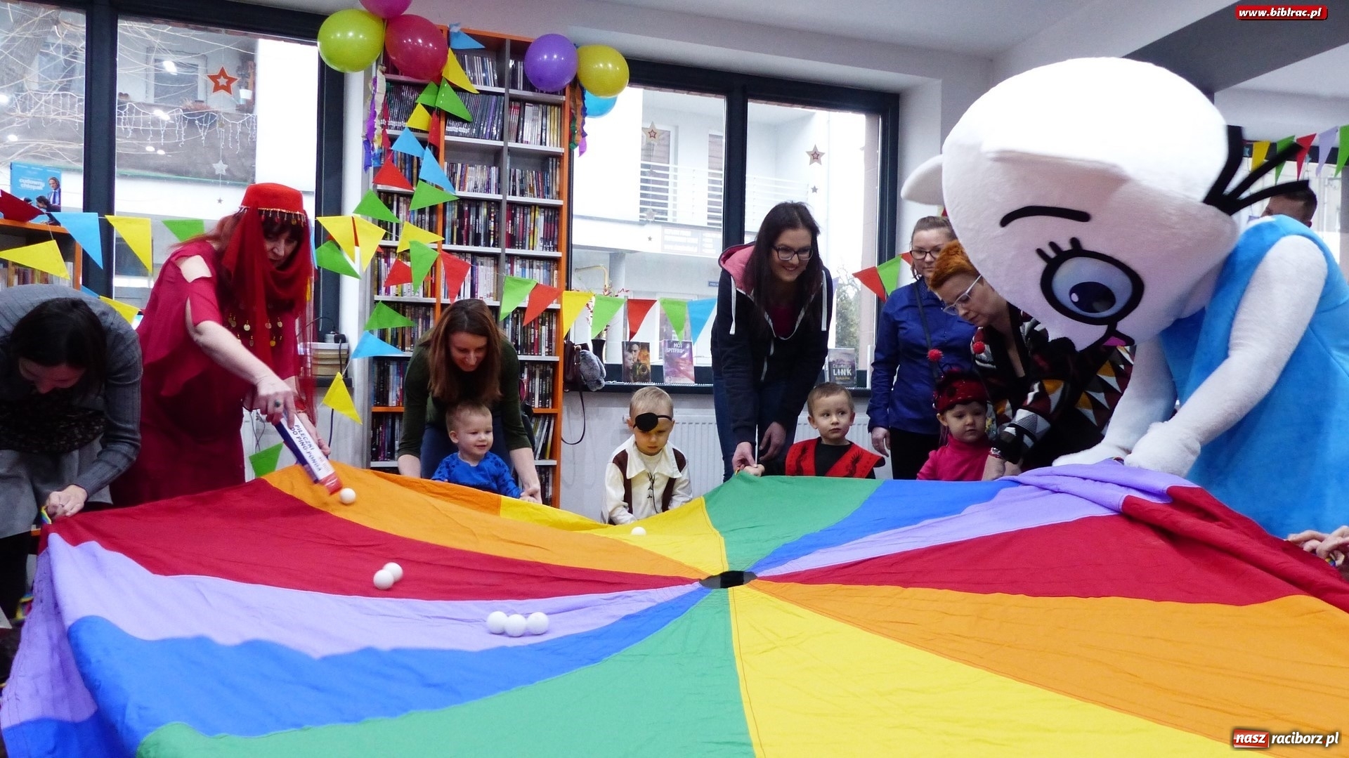 Zdjęcie w galerii na portalu naszraciborz.pl: Bal z Kicią Kocią w bibliotece na Ostrogu  wiadomości z regionu