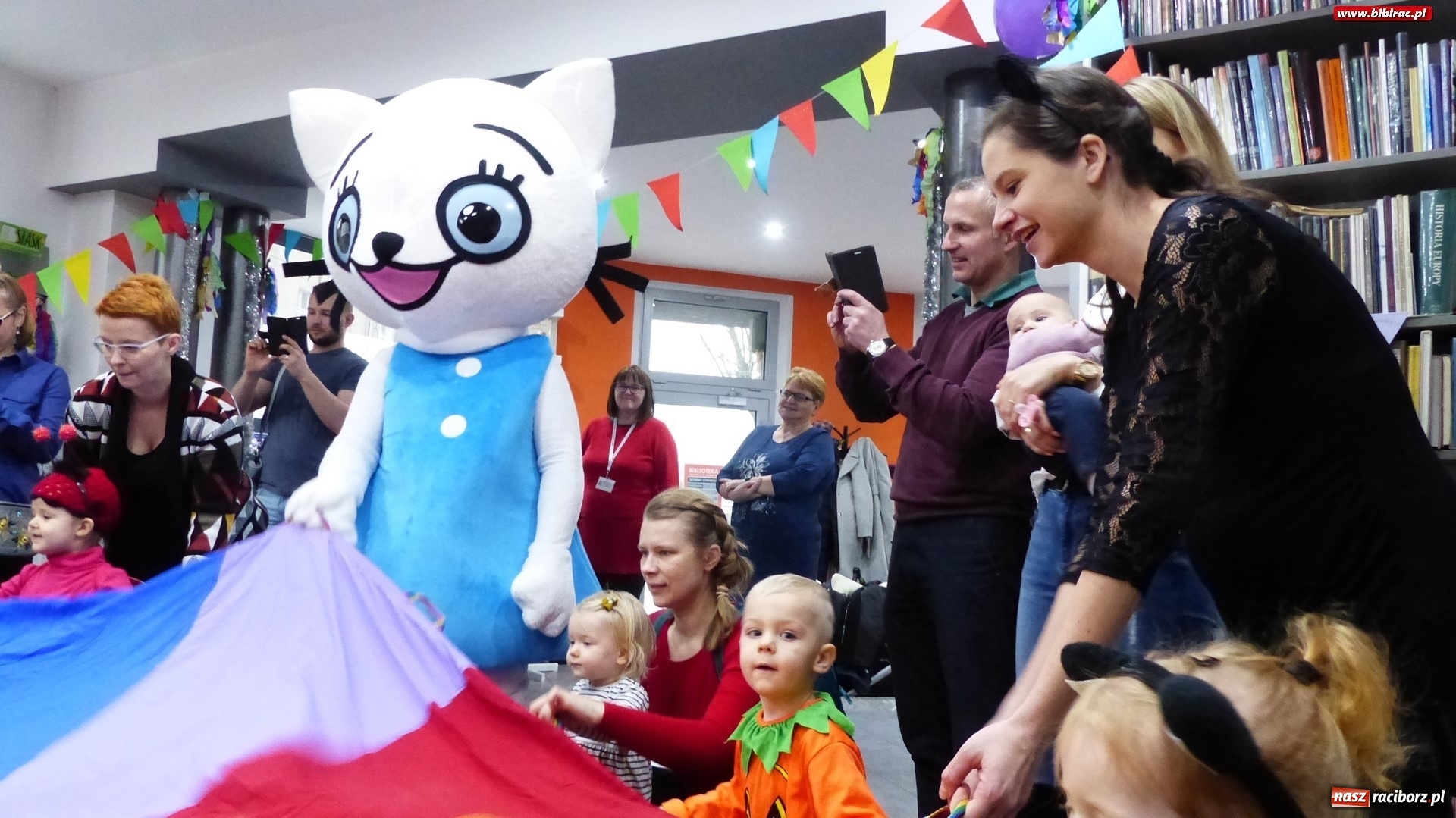 Zdjęcie w galerii na portalu naszraciborz.pl: Bal z Kicią Kocią w bibliotece na Ostrogu  wiadomości z regionu