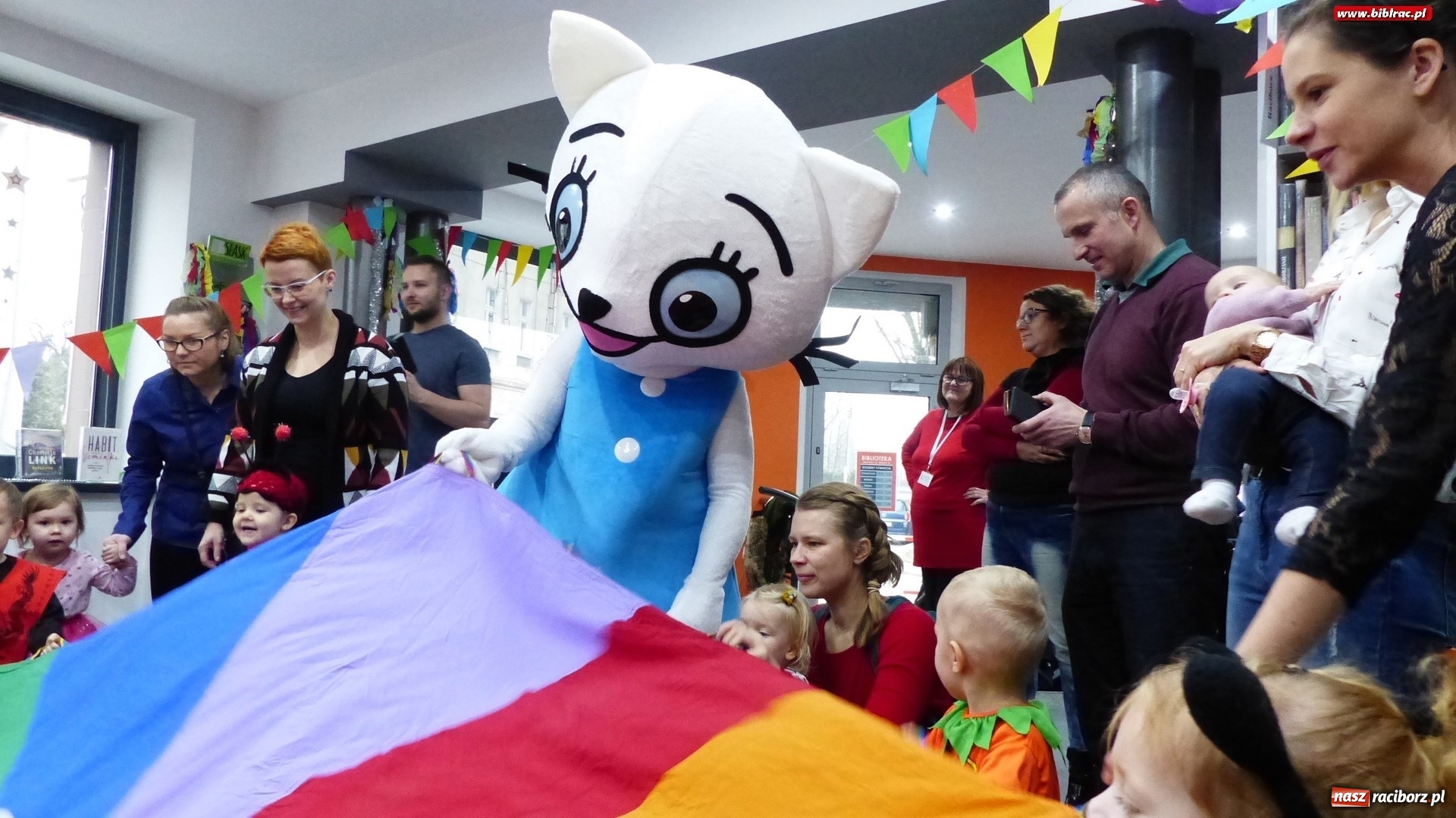 Zdjęcie w galerii na portalu naszraciborz.pl: Bal z Kicią Kocią w bibliotece na Ostrogu  wiadomości z regionu