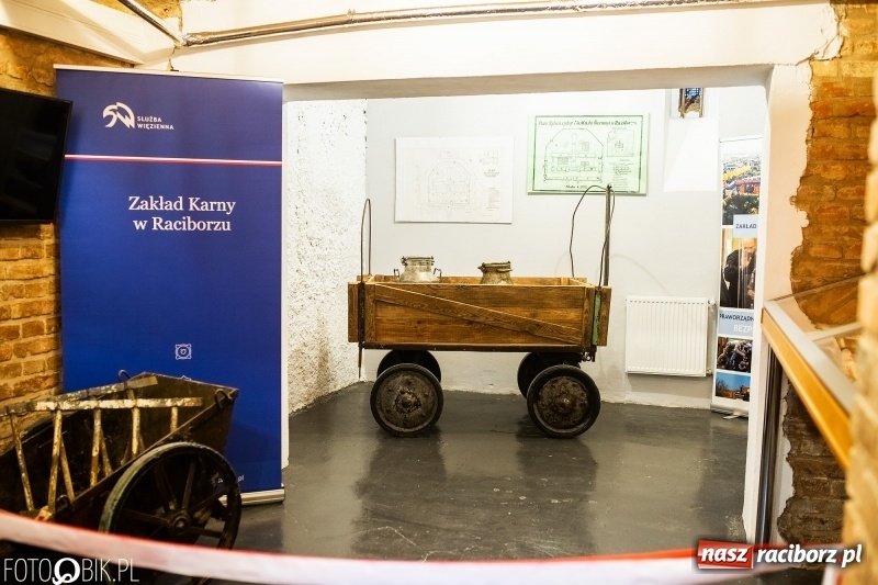 Zdjęcie w galerii na portalu naszraciborz.pl: W lochach raciborskiego więzienia otwarto małe muzeum FOTO i WIDEO wiadomości z regionu