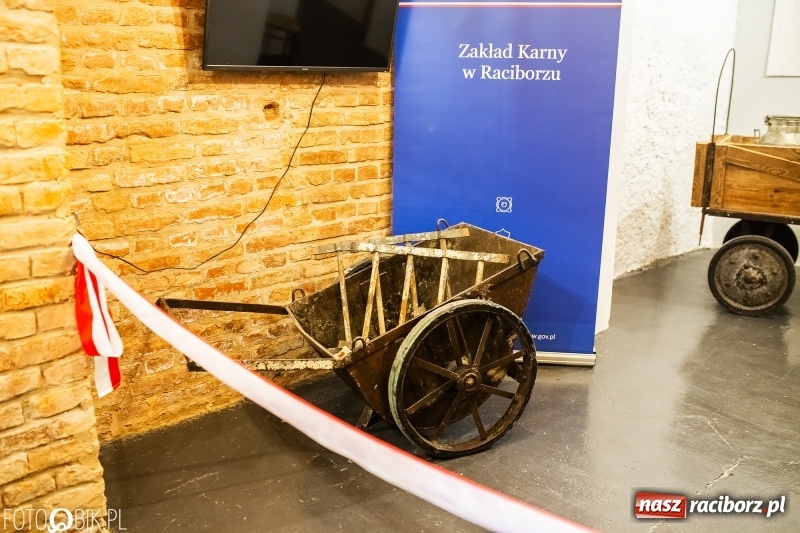 Zdjęcie w galerii na portalu naszraciborz.pl: W lochach raciborskiego więzienia otwarto małe muzeum FOTO i WIDEO wiadomości z regionu