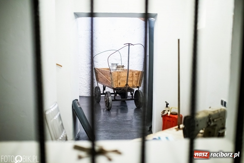 Zdjęcie w galerii na portalu naszraciborz.pl: W lochach raciborskiego więzienia otwarto małe muzeum FOTO i WIDEO wiadomości z regionu