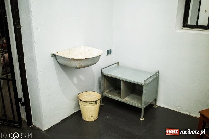 Zdjęcie w galerii na portalu naszraciborz.pl: W lochach raciborskiego więzienia otwarto małe muzeum FOTO i WIDEO wiadomości z regionu