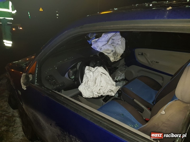 Zdjęcie w galerii na portalu naszraciborz.pl: Zderzenie seata i passata na DK 45  wiadomości z regionu