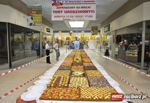Zdjęcie w galerii na portalu naszraciborz.pl: 333 kg TORTU na trzecie urodziny Auchan wiadomości z regionu