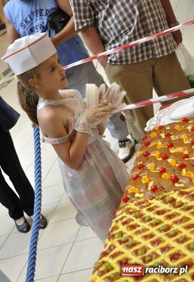 Zdjęcie w galerii na portalu naszraciborz.pl: 333 kg TORTU na trzecie urodziny Auchan wiadomości z regionu