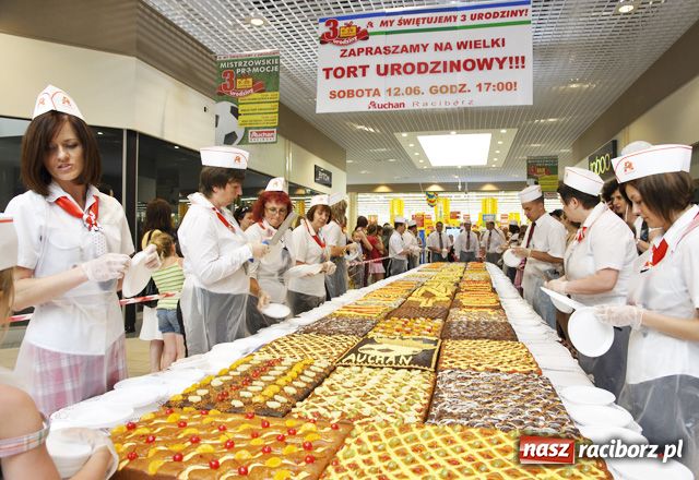 Zdjęcie w galerii na portalu naszraciborz.pl: 333 kg TORTU na trzecie urodziny Auchan wiadomości z regionu