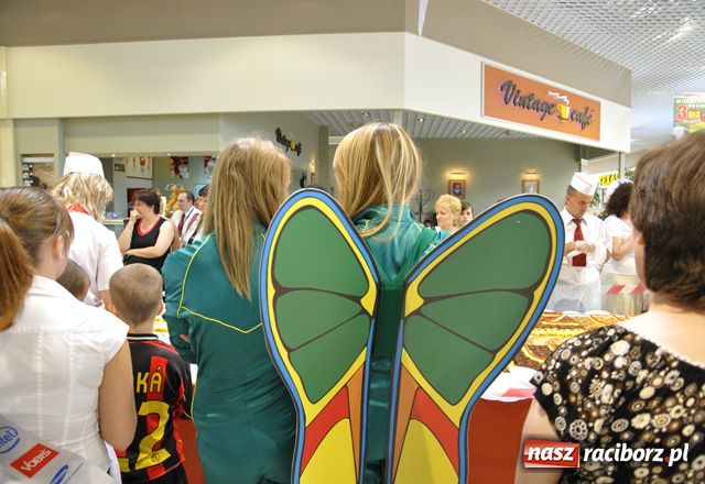 Zdjęcie w galerii na portalu naszraciborz.pl: 333 kg TORTU na trzecie urodziny Auchan wiadomości z regionu