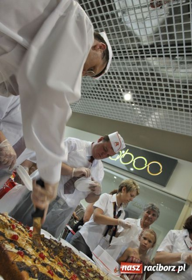 Zdjęcie w galerii na portalu naszraciborz.pl: 333 kg TORTU na trzecie urodziny Auchan wiadomości z regionu