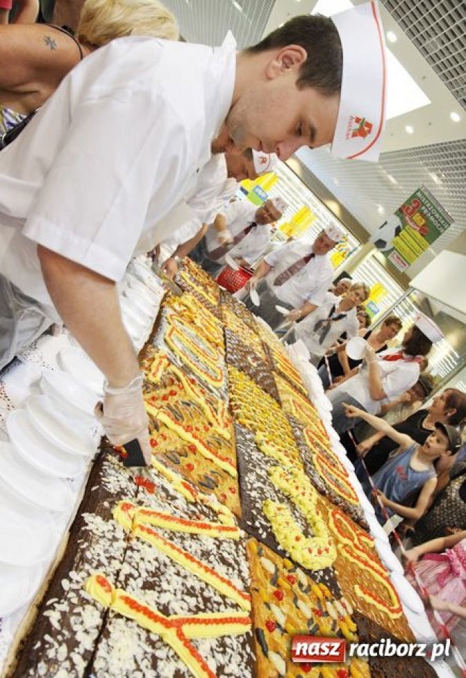 Zdjęcie w galerii na portalu naszraciborz.pl: 333 kg TORTU na trzecie urodziny Auchan wiadomości z regionu