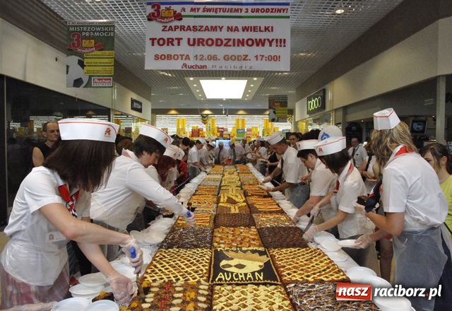 Zdjęcie w galerii na portalu naszraciborz.pl: 333 kg TORTU na trzecie urodziny Auchan wiadomości z regionu