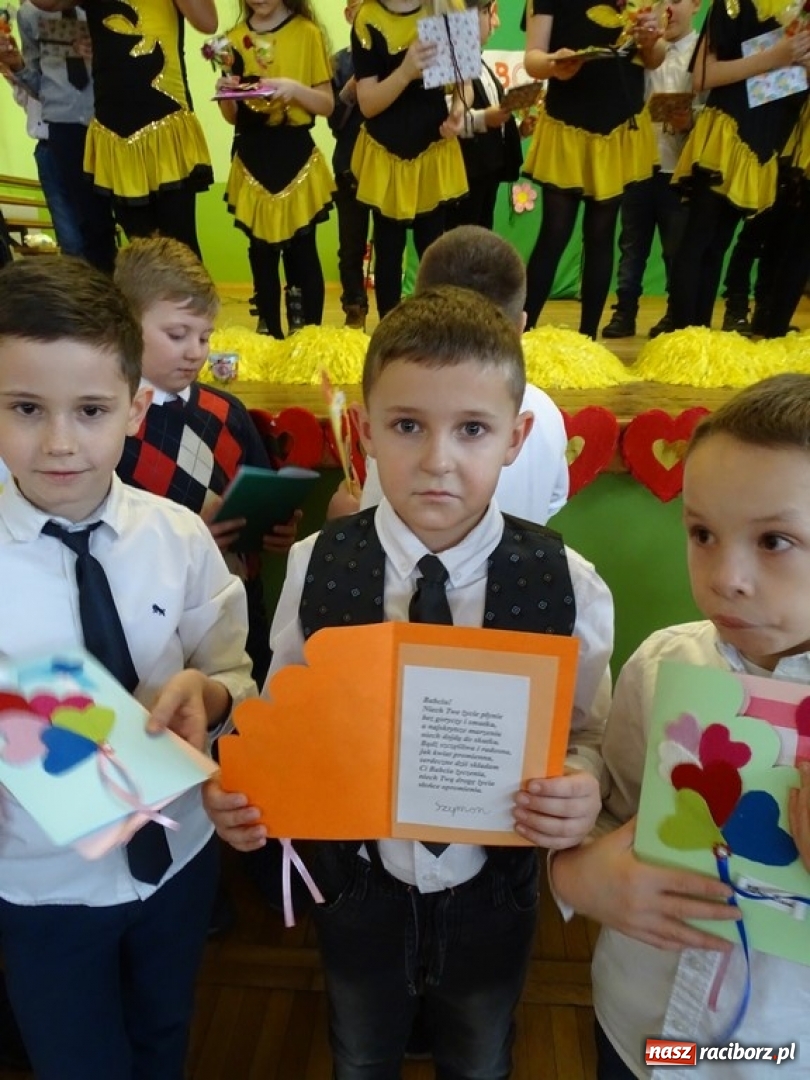 Zdjęcie w galerii na portalu naszraciborz.pl: Światowy pokaz mody w Kobyli wiadomości z regionu