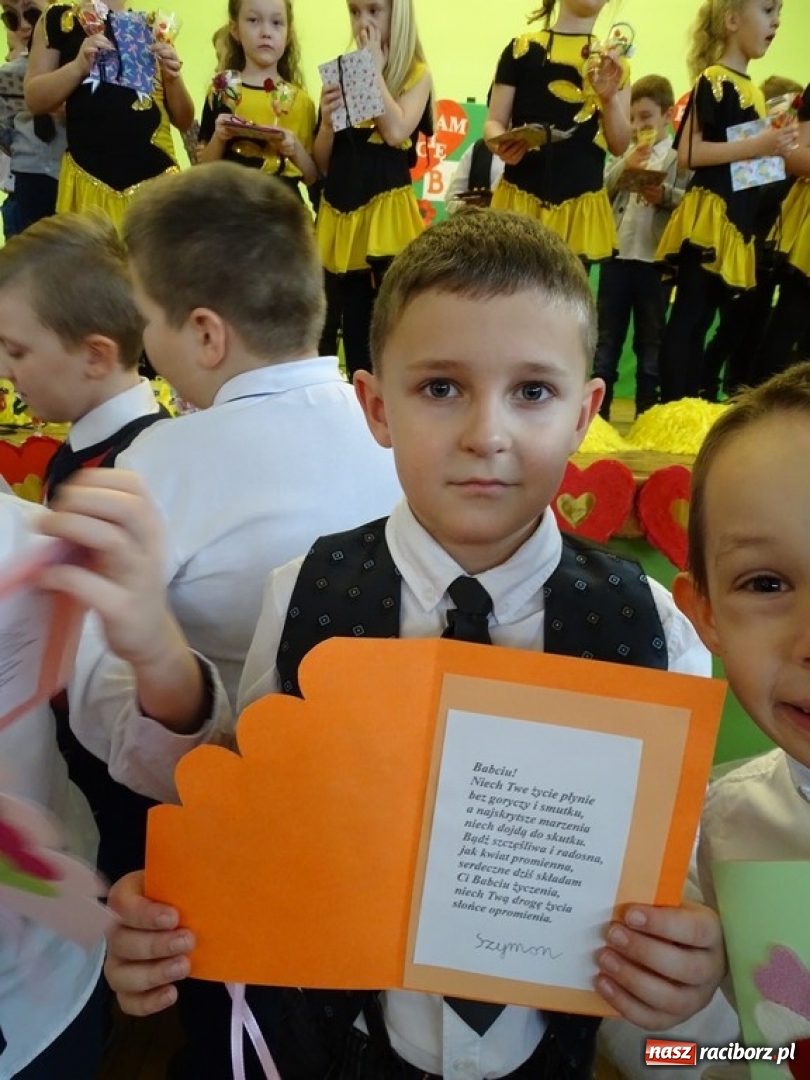 Zdjęcie w galerii na portalu naszraciborz.pl: Światowy pokaz mody w Kobyli wiadomości z regionu