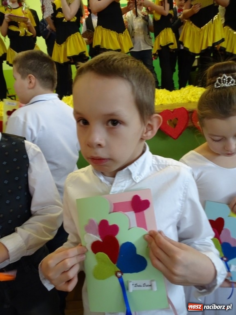 Zdjęcie w galerii na portalu naszraciborz.pl: Światowy pokaz mody w Kobyli wiadomości z regionu