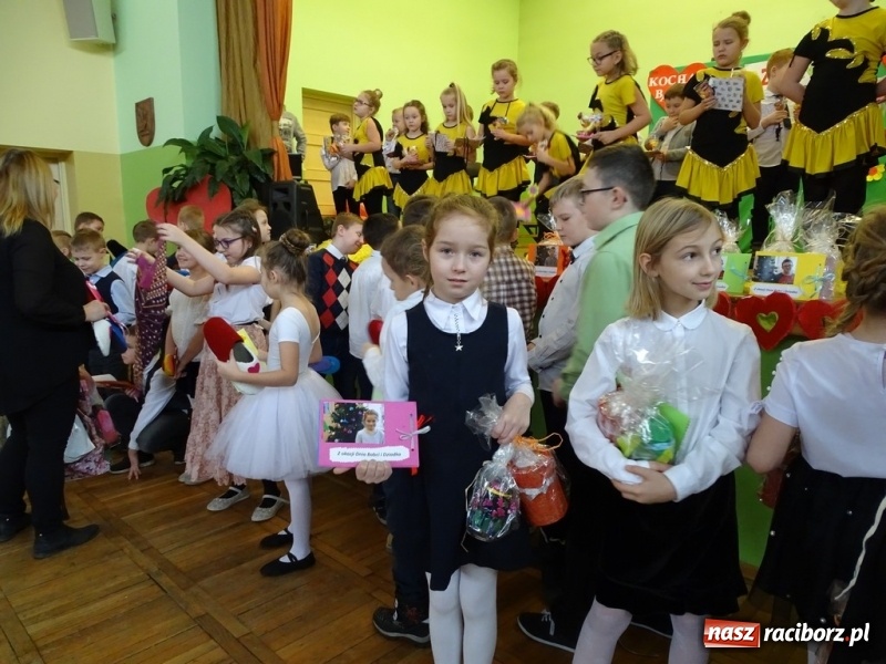 Zdjęcie w galerii na portalu naszraciborz.pl: Światowy pokaz mody w Kobyli wiadomości z regionu