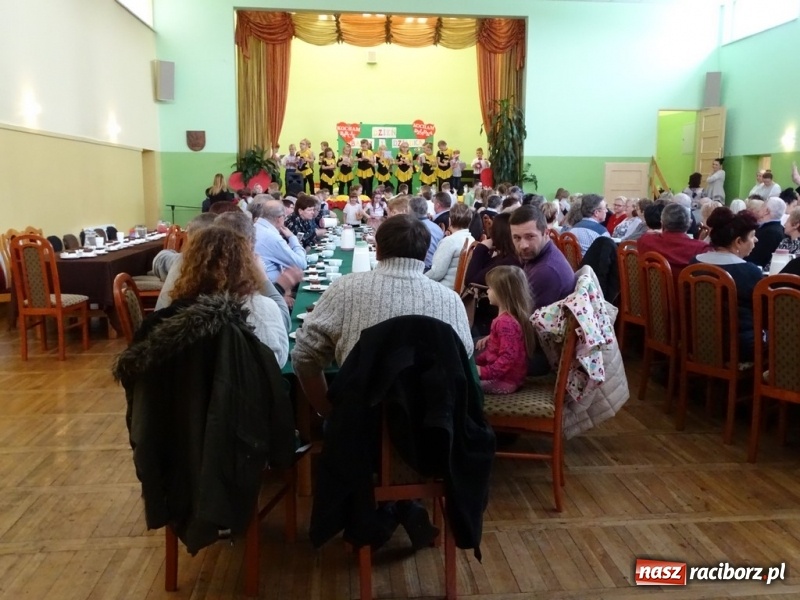 Zdjęcie w galerii na portalu naszraciborz.pl: Światowy pokaz mody w Kobyli wiadomości z regionu