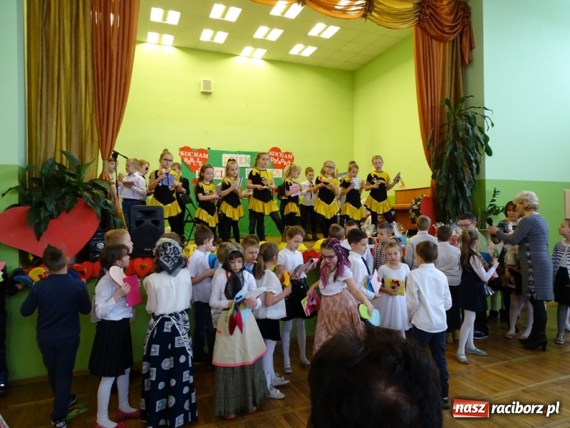 Zdjęcie w galerii na portalu naszraciborz.pl: Światowy pokaz mody w Kobyli wiadomości z regionu