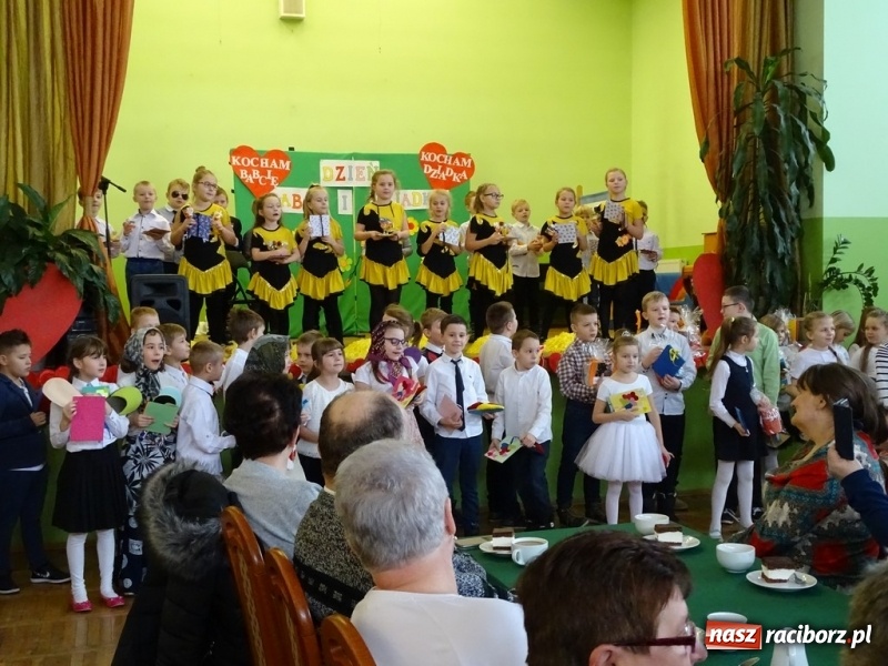 Zdjęcie w galerii na portalu naszraciborz.pl: Światowy pokaz mody w Kobyli wiadomości z regionu