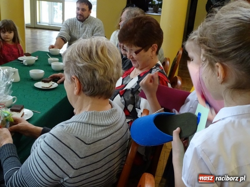 Zdjęcie w galerii na portalu naszraciborz.pl: Światowy pokaz mody w Kobyli wiadomości z regionu