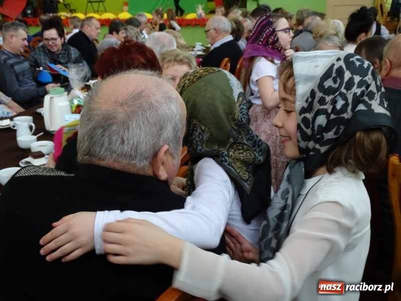 Zdjęcie w galerii na portalu naszraciborz.pl: Światowy pokaz mody w Kobyli wiadomości z regionu