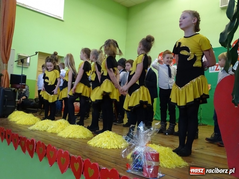 Zdjęcie w galerii na portalu naszraciborz.pl: Światowy pokaz mody w Kobyli wiadomości z regionu