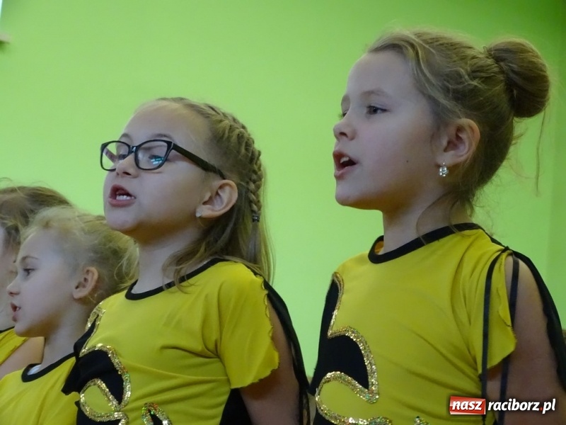 Zdjęcie w galerii na portalu naszraciborz.pl: Światowy pokaz mody w Kobyli wiadomości z regionu