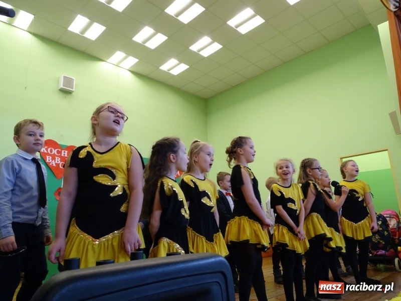 Zdjęcie w galerii na portalu naszraciborz.pl: Światowy pokaz mody w Kobyli wiadomości z regionu