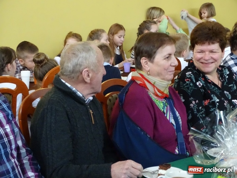 Zdjęcie w galerii na portalu naszraciborz.pl: Światowy pokaz mody w Kobyli wiadomości z regionu