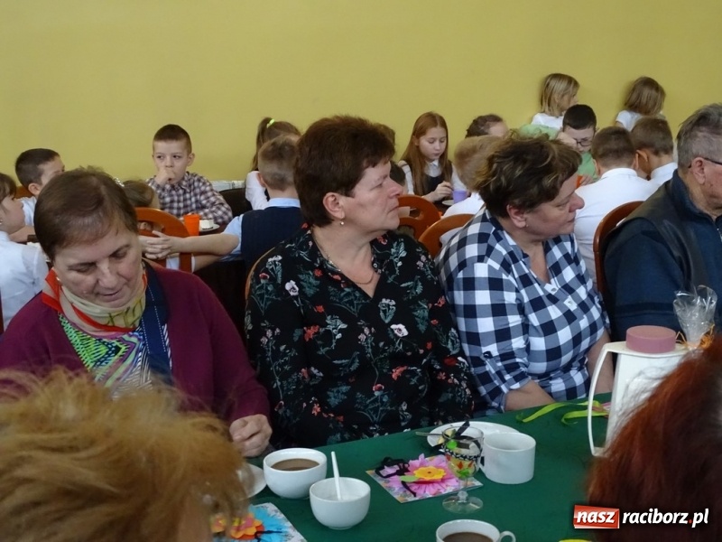 Zdjęcie w galerii na portalu naszraciborz.pl: Światowy pokaz mody w Kobyli wiadomości z regionu