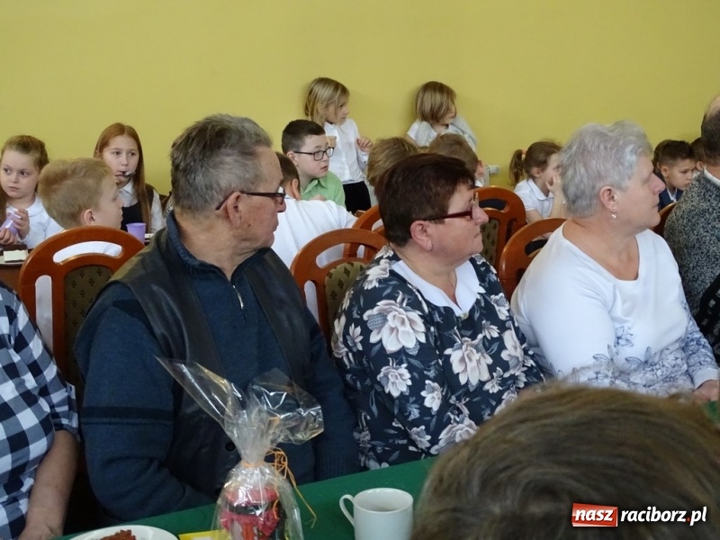 Zdjęcie w galerii na portalu naszraciborz.pl: Światowy pokaz mody w Kobyli wiadomości z regionu