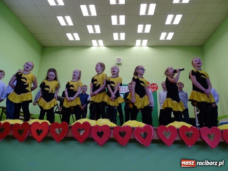 Zdjęcie w galerii na portalu naszraciborz.pl: Światowy pokaz mody w Kobyli wiadomości z regionu