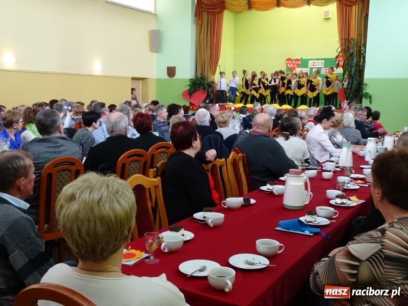 Zdjęcie w galerii na portalu naszraciborz.pl: Światowy pokaz mody w Kobyli wiadomości z regionu