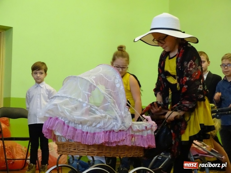 Zdjęcie w galerii na portalu naszraciborz.pl: Światowy pokaz mody w Kobyli wiadomości z regionu